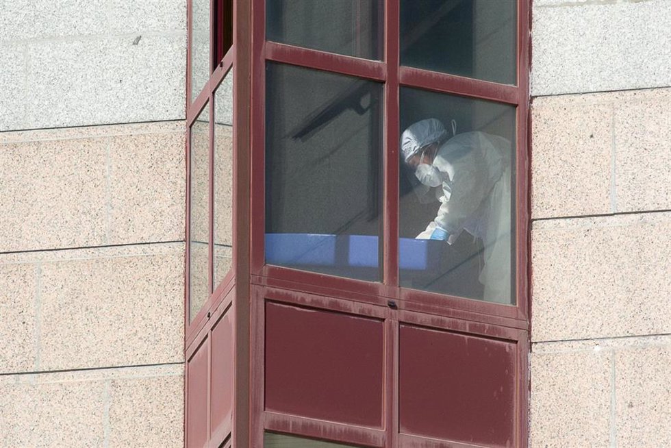 Archivo - Un trabajador protegido es visto por uno de los cristales de la residencia de mayores DomusVi de Outeiro de Rei en Lugo, Galicia (España), a 8 de septiembre de 2020. La Xunta ha intervenido el geriátrico tras detectar 99 positivos más en covid