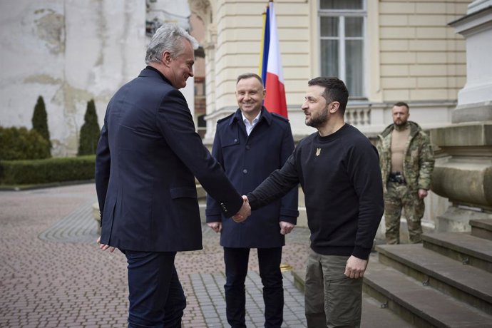 Archivo - January 11, 2023, Lviv, Ukraine: Ukrainian President Volodymyr Zelenskyy, right, greets Lithuanian President Gitanas Nauseda, left, as Polish President Andrzej Duda, center, look on during arrival ceremonies for the Second Summit of the Lublin