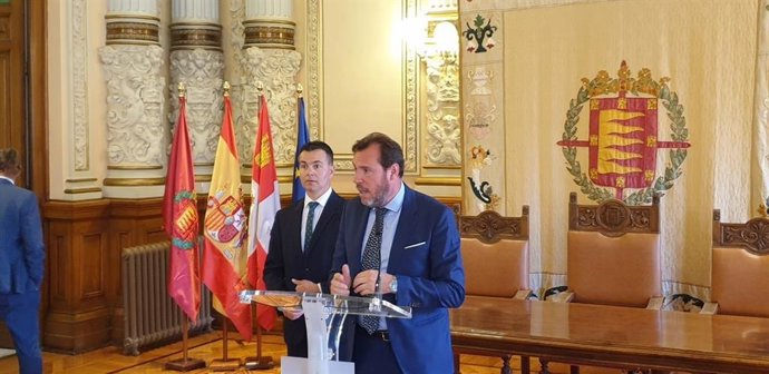 El alcalde de Valladolid, Óscar Puente, junto al ministro de Industria, Comercio y Turismo, Héctor Gómez, durante una rueda de prensa celebrada este lunes en el Ayuntamiento