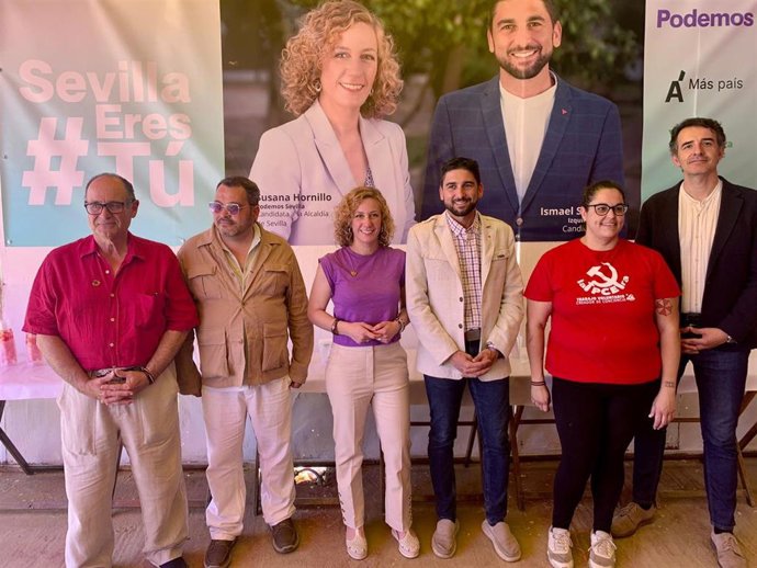 Hornillo y Sánchez, en el centro, con miembros de la coalición electoral para el 28M en la caseta de Feria La PCERA.