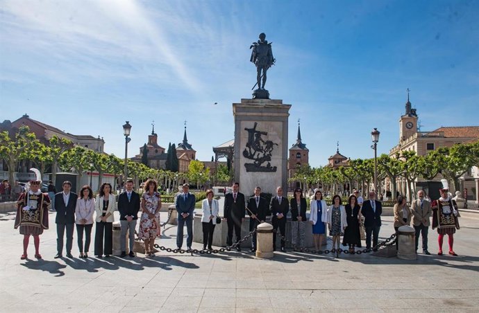 El alcalde de Alcalá, Javier Rodríguez Palacios, preside el acto de homenaje a Miguel de Cervantes en el día de la entrega del premio literario que lleva su nombre.