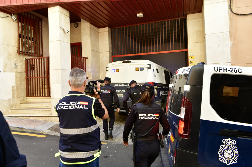 El furgón de Policía Nacional que transporta al líder de la banda 'Los Piolines', en Ceuta (España).
