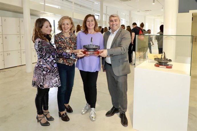 La presidenta del Govern, Francina Armengol, durante su visita al Museo del Calzado y de la Industria de Inca