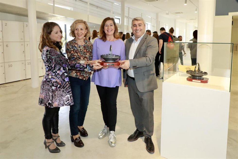 La presidenta del Govern, Francina Armengol, durante su visita al Museo del Calzado y de la Industria de Inca