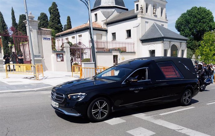 El coche fúnebre con los restos de José Antonio Primo de Rivera llegan al cementerio sacramental de San Isidro, a 24 de abril de 2023, en Madrid (España). 