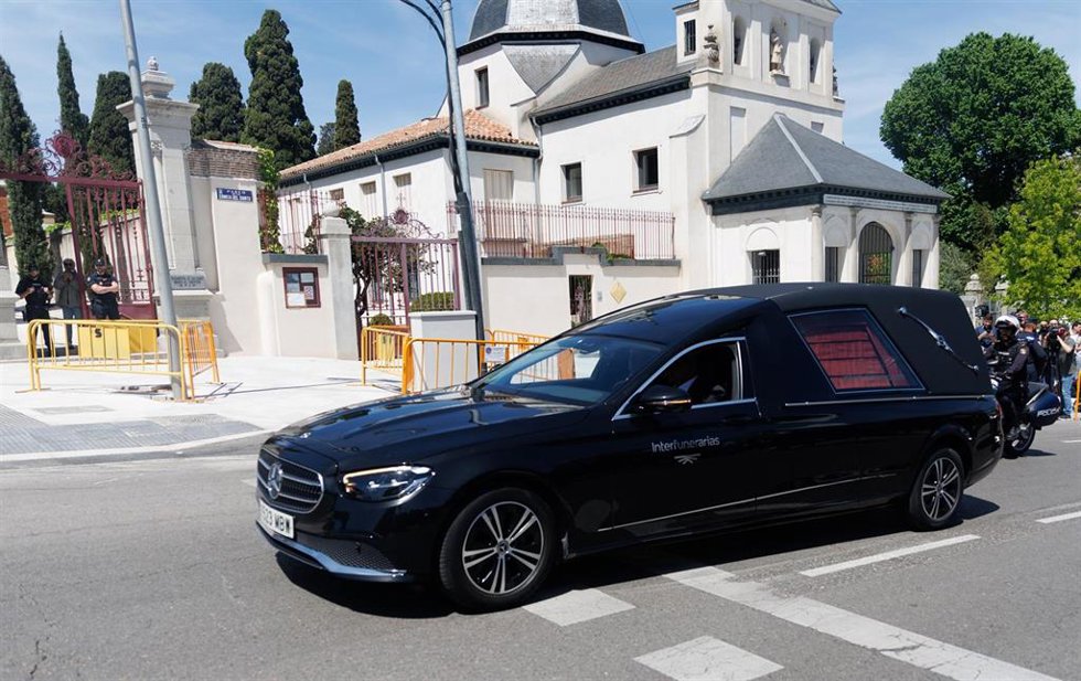 El coche fúnebre con los restos de José Antonio Primo de Rivera llegan al cementerio sacramental de San Isidro, a 24 de abril de 2023, en Madrid (España).