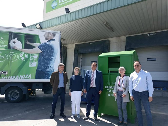 El eurodiputado riojano del PSOE, César Luena, visita una planta de reutilización textil en el marco de la estrategia comunitaria de textiles sostenibles