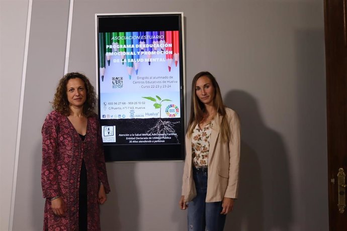 La concejal de Políticas Sociales e Igualdad del Ayuntamiento de Huelva, María José Pulido (izquieda), y la presidenta de la Asociación Estuario, Lucía Rodríguez Zbikowski.