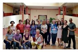 La alcaldesa de Alcalá con parte del equipo de la Universidad Popular.