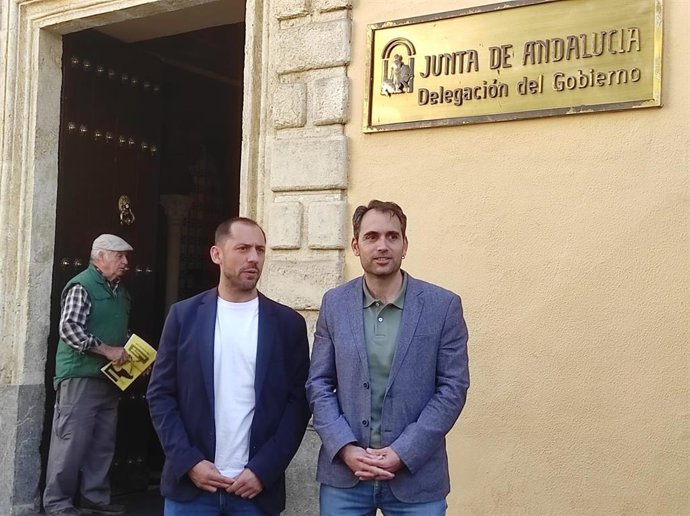 Sebastián Pérez y Toni Valero ante la Delegación del Gobierno andaluz en Córdoba.