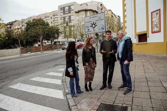 Daniel Ferández y Ainoa Quiñones con representantes de la AAVV Pedro Velarde
