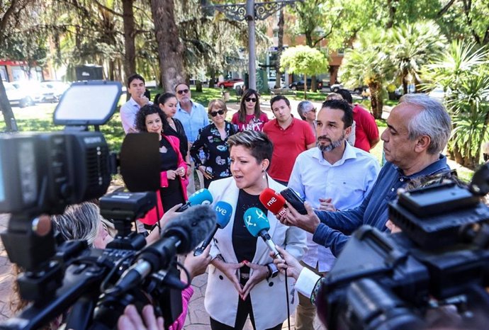 La portavoz del PSOE de Extremadura, Soraya Vega, y el candidato en Badajoz, Ricardo Cabezas.