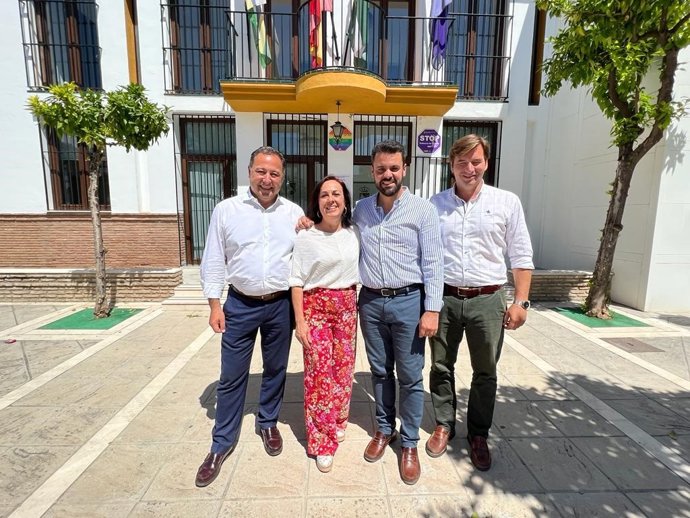 Cristina Cruz, candidata del PP en Palomares del Río, con el presidente del PP de Sevilla, Ricardo Sánchez, primero por la izquierda.