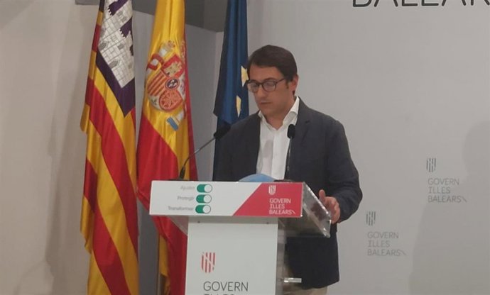 El portavoz del Govern y conseller de Modelo Económico, Turismo y Trabajo, Iago Negueruela, en rueda de prensa