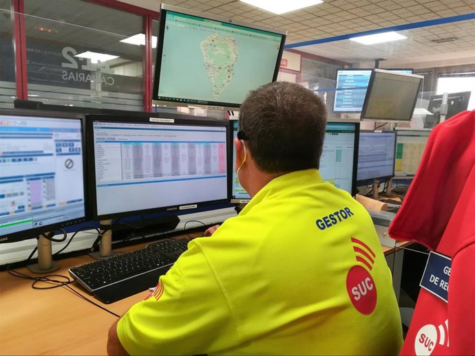 Archivo - Gestor de recursos del SUC en la sala operativa del Centro Coordinador de Emergencias y Seguridad (Cecoes) 1-1-2