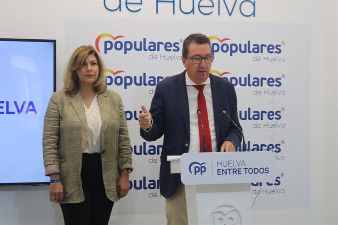 El presidente del PP de Huelva, Manuel Andrés González, y la secretaria general del PP de Huelva y directora del Comité de Campaña del 28M, Berta Centeno, en rueda de prensa este lunes.