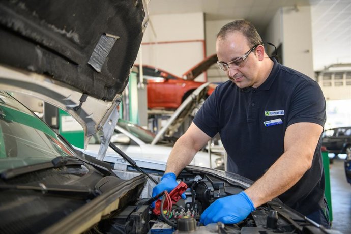 Archivo - Imagen de un operario de taller.
