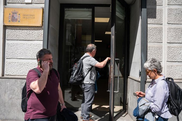El presidente del Sector de Justicia de CSIF, Javier Jordán (1i), y el secretario general del sector Justicia en CCOO, Luis Calero (c), a su llegada a una reunión del comité de huelga de funcionarios de justicia y el Ministerio, a 24 de abril de 2023, e