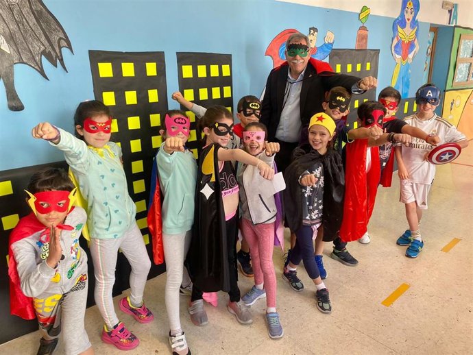 Viso, con escolares de El Carpio participantes en la actividad sobre la historia del cómic.