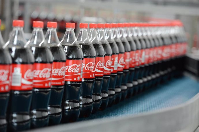 Archivo - FILED - 21 August 2013, Brandenburg, Genshagen: Coca-Cola bottles are pictured on the production line in the bottling plant of the Coca-Cola Erfrischungsgetranke AG production facility in Genshagen.