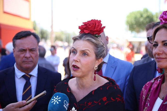 Cristina Peláez, en una atención a medios en la Portada de la Feria de Sevilla.