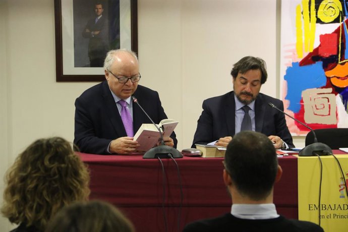 Carlos Pérez-Desoy (izquierda) durante la lectura del Quijote, con el ministro consejero de la embajada, Enrique Conde.