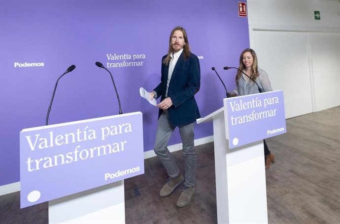 El portavoz de Podemos, Pablo Fernández, y la secretaria de Acción Institucional de Podemos, María Teresa Pérez, a su llegada a una rueda de prensa, en la sede de Podemos, a 24 de abril de 2023, en Madrid (España). 