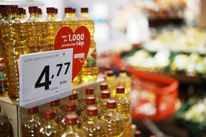 Archivo - Detalle del precio y oferta de los 1.000 productos en un supermercado Eroski, a 16 de marzo de 2023, en Bilbao, Vizcaya, País Vasco (España). Eroski lanzó el lunes, 13 de marzo, una iniciativa enmarcada dentro de la campaña comercial 'Cesta qu
