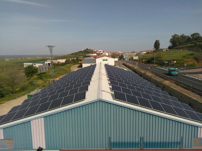 Archivo - Placas solares instaladas en una nave industrial.