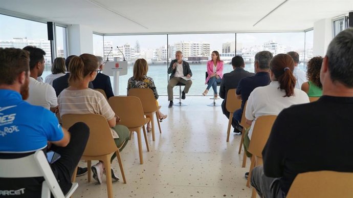 El presidente de Canarias, Ángel Víctor Torres, y la presidenta del Cabildo de Lanzarote, Dolores Corujo, en una reunión con la Cámara de Comercio de Lanzarote