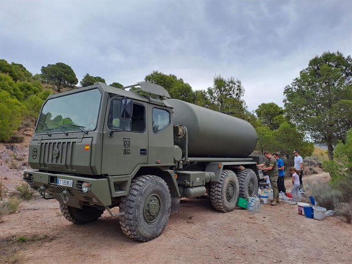 Un camión cisterna de La Legión participa en Sierra de Gádor (Almería) en los riesgos para la renaturalización del espacio.