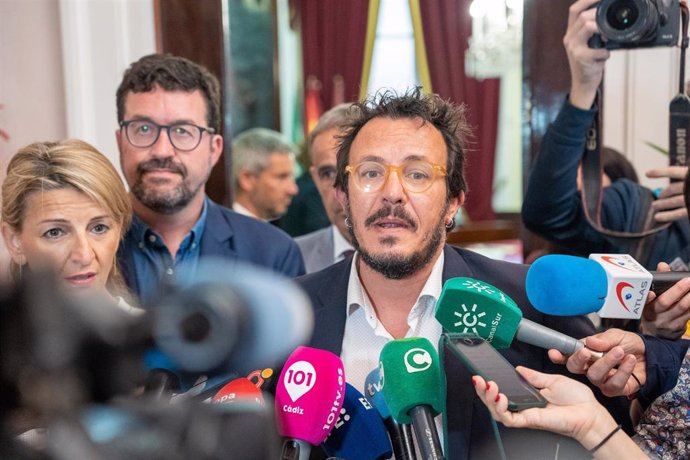 El alcalde de Cádiz, José María González, atiende a los medios de comunicación antes de mantener un encuentro con la ministra de Trabajo, Yolanda Díaz, y representantes sindicales