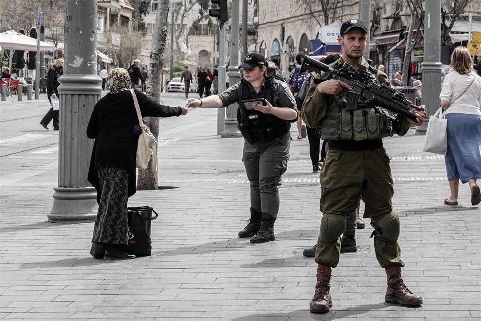 Archivo - Militares israelíes patrullan la zona del mercado Mahane Yehuda, en Jerusalén