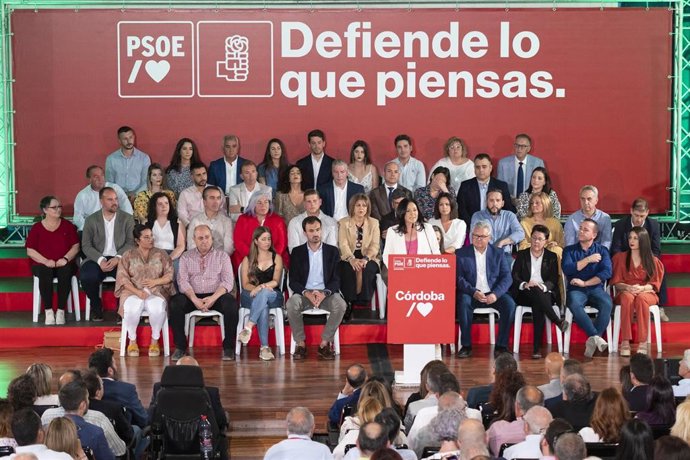 Crespín interviene en el acto de presentación de la candidatura de Hurtado, el 20 de abril, junto a decenas de candidatos del PSOE para el 28M.