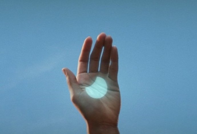 Logo de Humane proyectado en la palma de una mano.