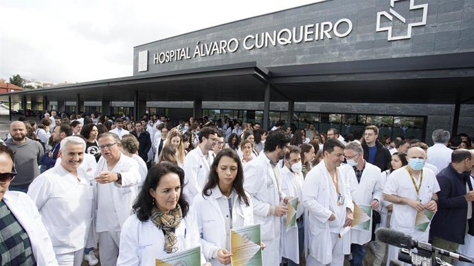 Decenas de personas protestan durante una huelga de médicos gallegos, en el Hospital Álvaro Cunqueiro, a 11 de abril de 2023, en Vigo, Pontevedra, Galicia (España). Los médicos gallegos están llamados a secundar la huelga indefinida que convoca la Confe