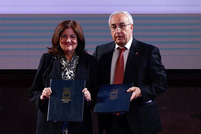 La presidenta de la UCAM, María Dolores García Mascarell y el presidente del COE, Alejandro Blanco, renuevan el acuerdo colaboración de ambas entidades. 