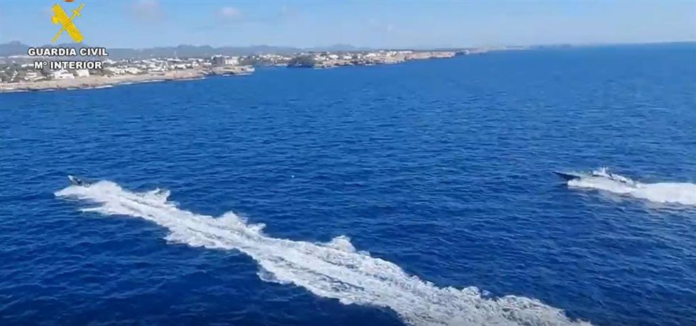 Una lancha de la Guardia Civil persiguiendo a la narcolancha, en Mallorca.