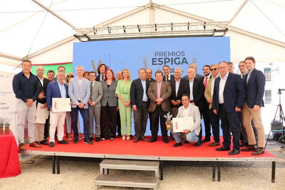 Galardonados y autoridades en la gala de Premios Espiga de Caja Rural de Extremadura.