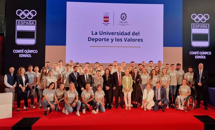 Alejandro Blanco, María Dolores García y directivos y académicos de la UCAM, junto a los deportistas de la Universidad Católica de Murcia