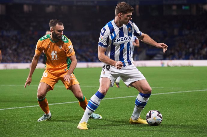 Archivo - Alexander Sorloth of Real Sociedad competes for the ball with German Pezzella of Real Betis Balompie during the La Liga Santander match between Real Sociedad and Real Betis Balompie at Reale Arena on October 30, 2022, in San Sebastian, Spain.