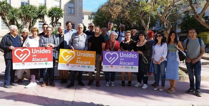 Los integrantes de la confluencia política Unides per Alacant, que integran Esquerra Unida, Podemos y Esquerra Republicana.