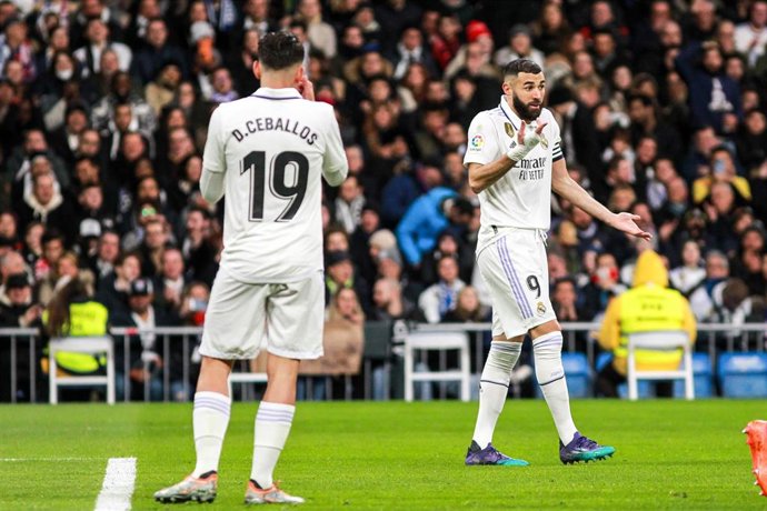 Archivo - Dani Ceballos yKarim Benzema (Real Madrid), durante un partido de LaLiga Santander 2022-2023 en el Santiago Bernabéu.