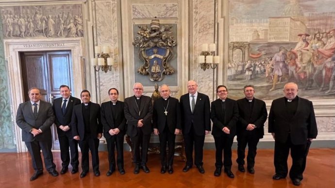 Delegación diocesana encabezada por el arzobispo de Sevilla, José Ángel Saiz Meneses, para presentar al Vaticano el II Congreso Internacional de Hermandades.