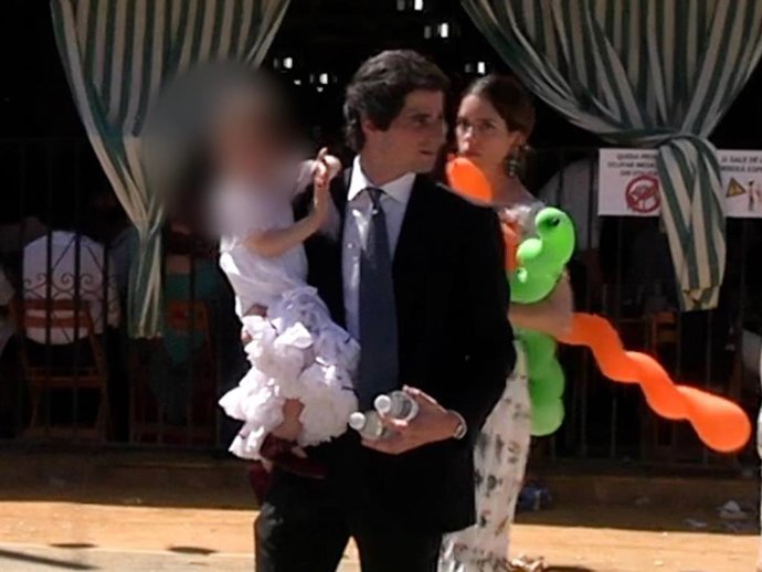 FERNANDO FITZ-JAMES STUART Y SOFÍA PALAZUELO EN LA FERIA DE SEVILLA JUNTO A SU HIJA ROSARIO