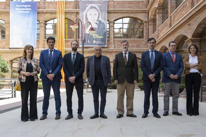 En el centro, el conseller de Investigación y Universidades, Joaquim Nadal, junto al equipo de gobierno de la UAO