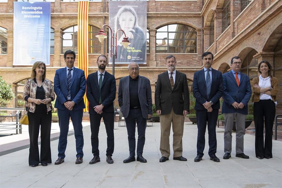 En el centro, el conseller de Investigación y Universidades, Joaquim Nadal, junto al equipo de gobierno de la UAO