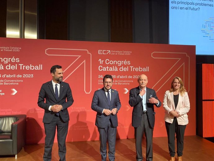 (I-D) El conseller Roger Torrent; el presidente de la Generalitat, Pere Aragons; el teórico social y económico Jeremy Rifkin, y la consellera Natlia Mas.