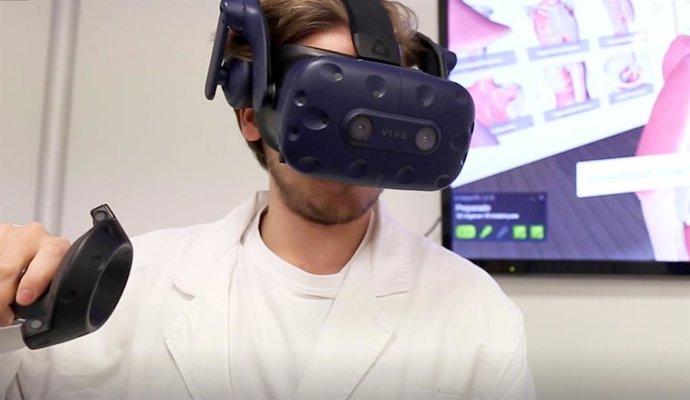 Archivo - Un alumno de la Universidad CEU San Pablo realiza prácticas con unas gafas de realidad virtual.