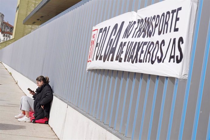 Una mujer al lado de un cartel de la huelga de transporte, tras una concentración por la huelga del transporte de viajeros, en la estación de autobuses de Santiago, a 31 de marzo de 2023, en Santiago de Compostela, A Coruña, Galicia (España). La huelga,